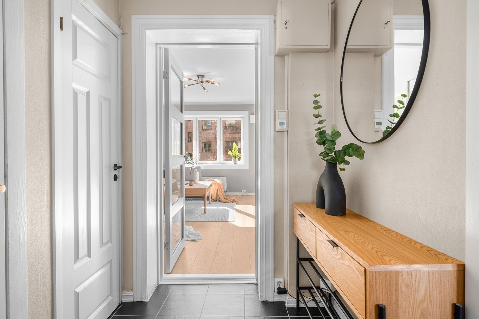 Leiligheten har en lys og romslig entré som gir deg et moderne og godt førsteinntrykk av boligen Galleribilde
