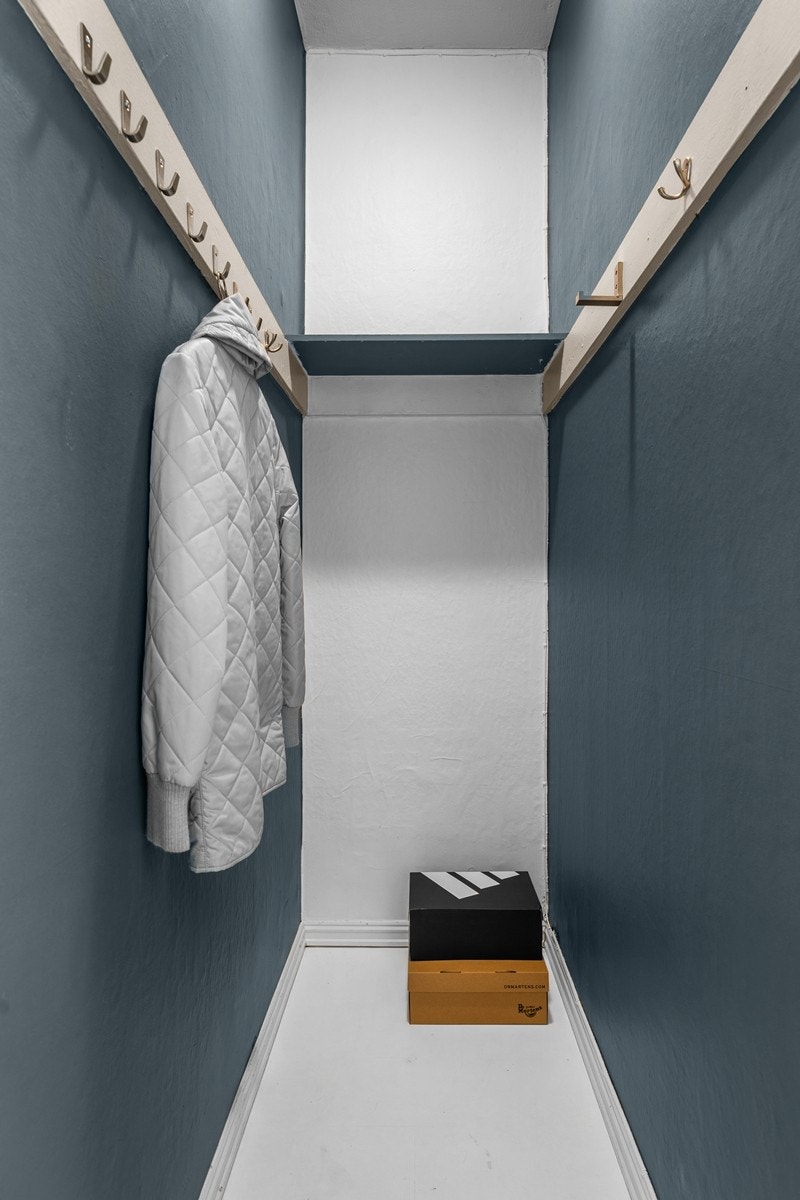 I tilknytning til entreèn disponerer leiligheten en praktisk innvendig bod, der du enkelt kan rydde vekk bekledning Galleribilde