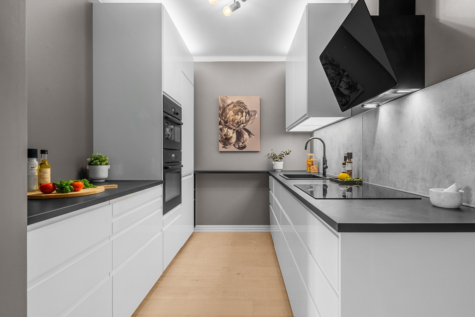 Moderne kjøkken fra 2019 med en funksjonell og stilren utforming, her er det mye skapplass! Galleribilde