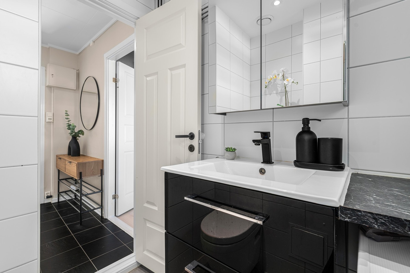 Pent bad med flislagte gulv og vegger. Det er varmekabler i alle fellesrom i boligen Galleribilde