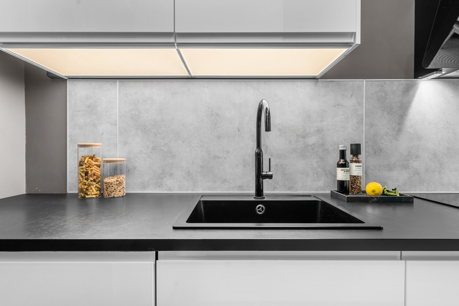 Stilrent kjøkken med montert komfyrvakt og waterguard Galleribilde