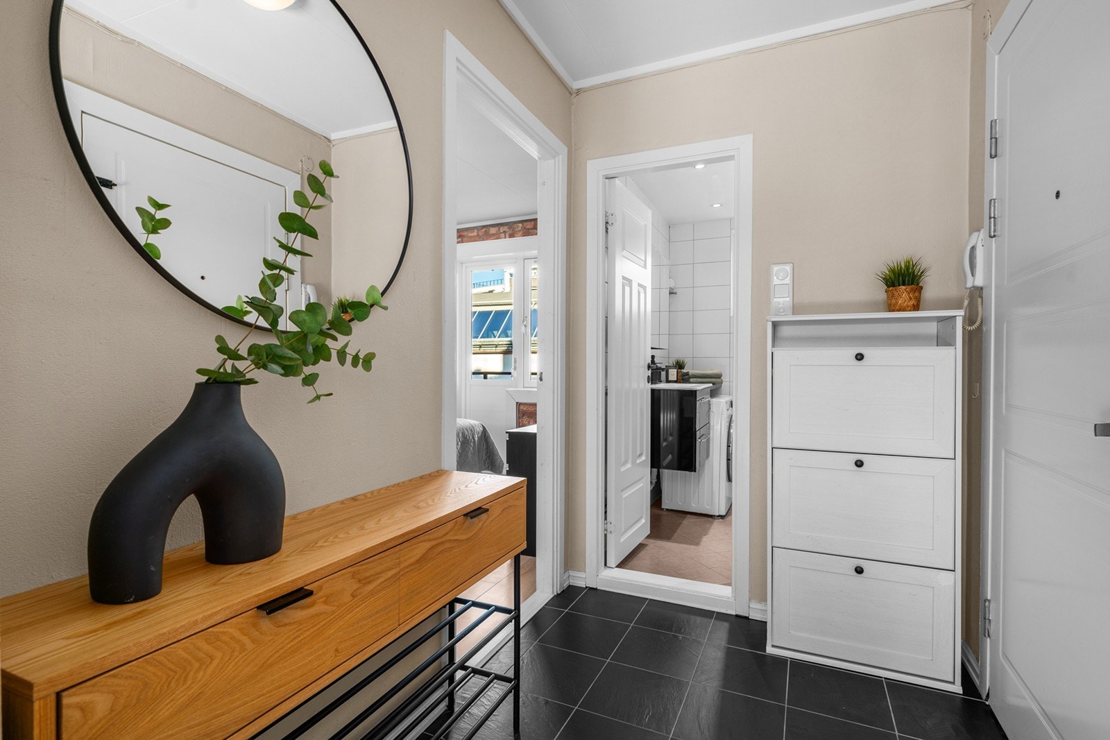 Innbydende og lys entré med god oppbevaring Galleribilde