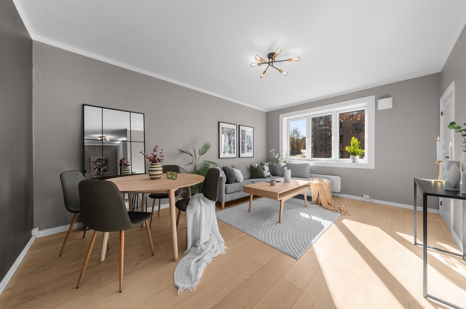 Romslig stue med god plass til sofagruppe, spisebord og tilhørende møblement. Galleribilde