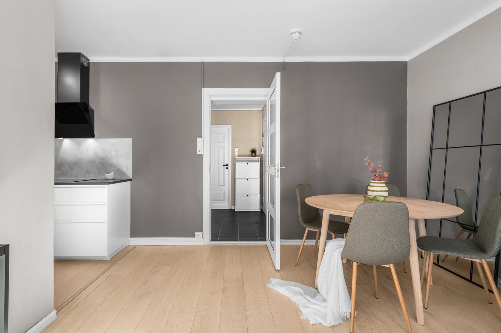 Den åpne stue- og kjøkkenløsningen gir en veldig behagelig og luftig følelse Galleribilde