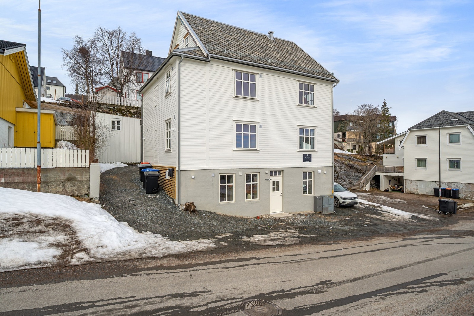 Utvendig er taktekket lagt på nytt,deler av kledningen skiftet og boligen er malt Galleribilde