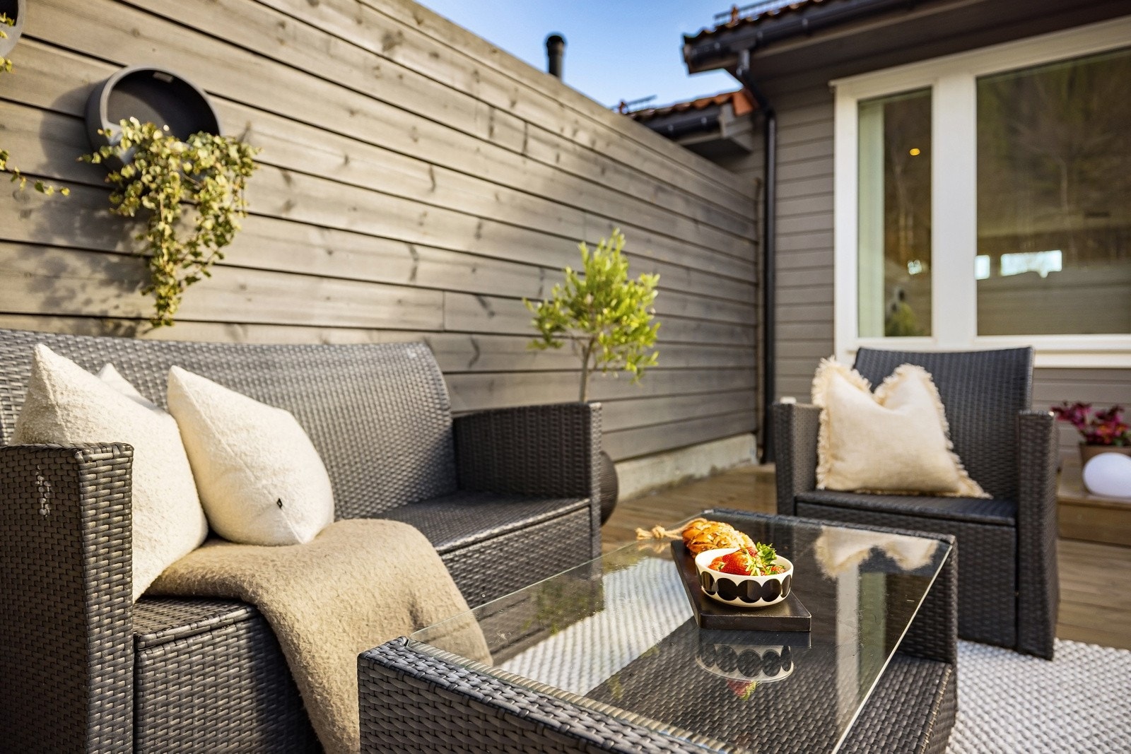 Rema 1000 Moberg er nærmeste dagligvarebutikk som ligger kun ca. 600 meter unna. Rett ved Rema 1000 finner man også Kiwi. Galleribilde