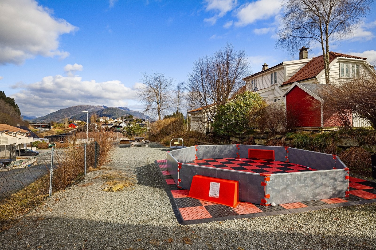 Lekeplass rett ved boligen. Galleribilde