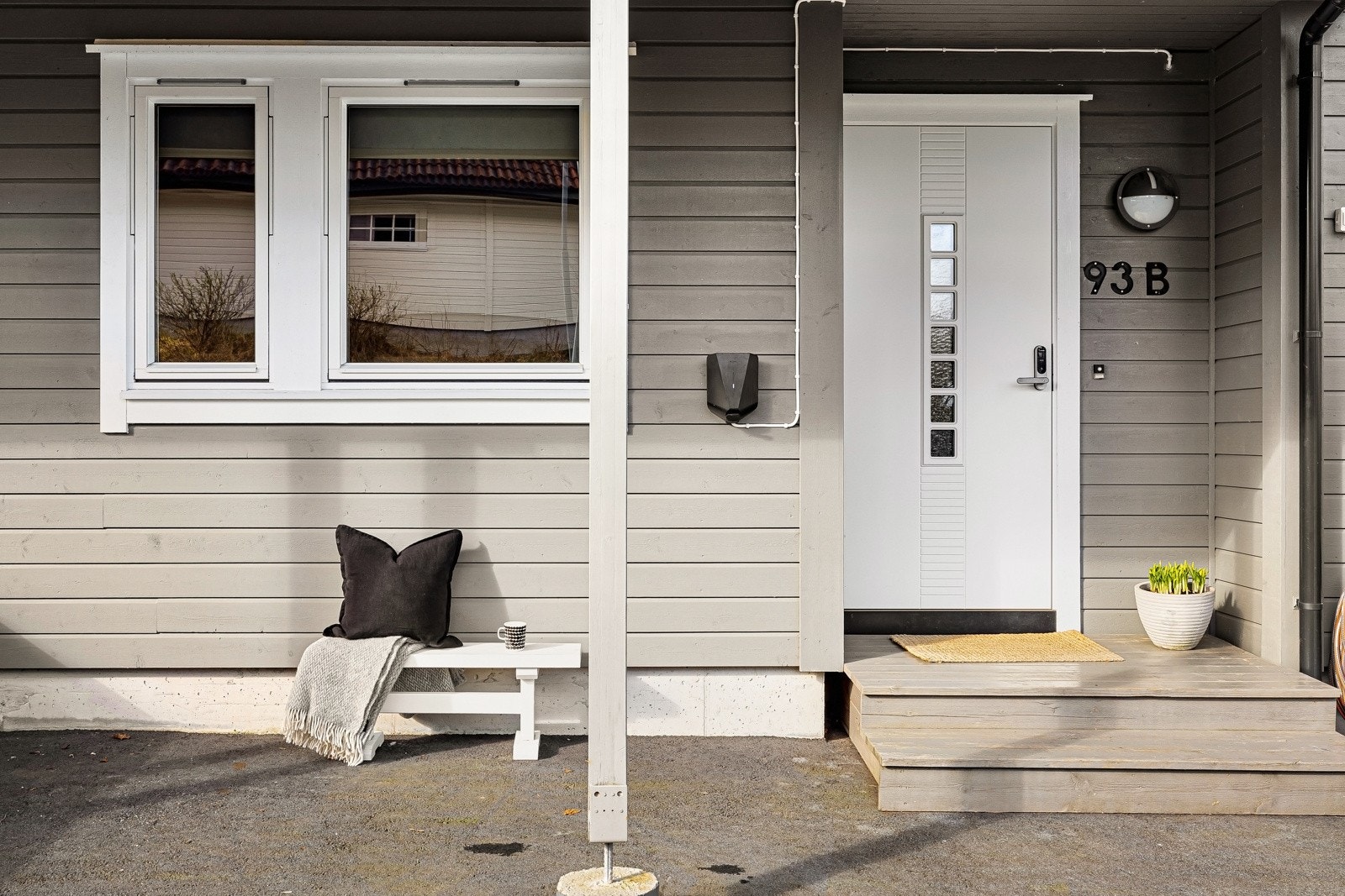 Inngangsparti hvor det er montert elbil lader. Galleribilde