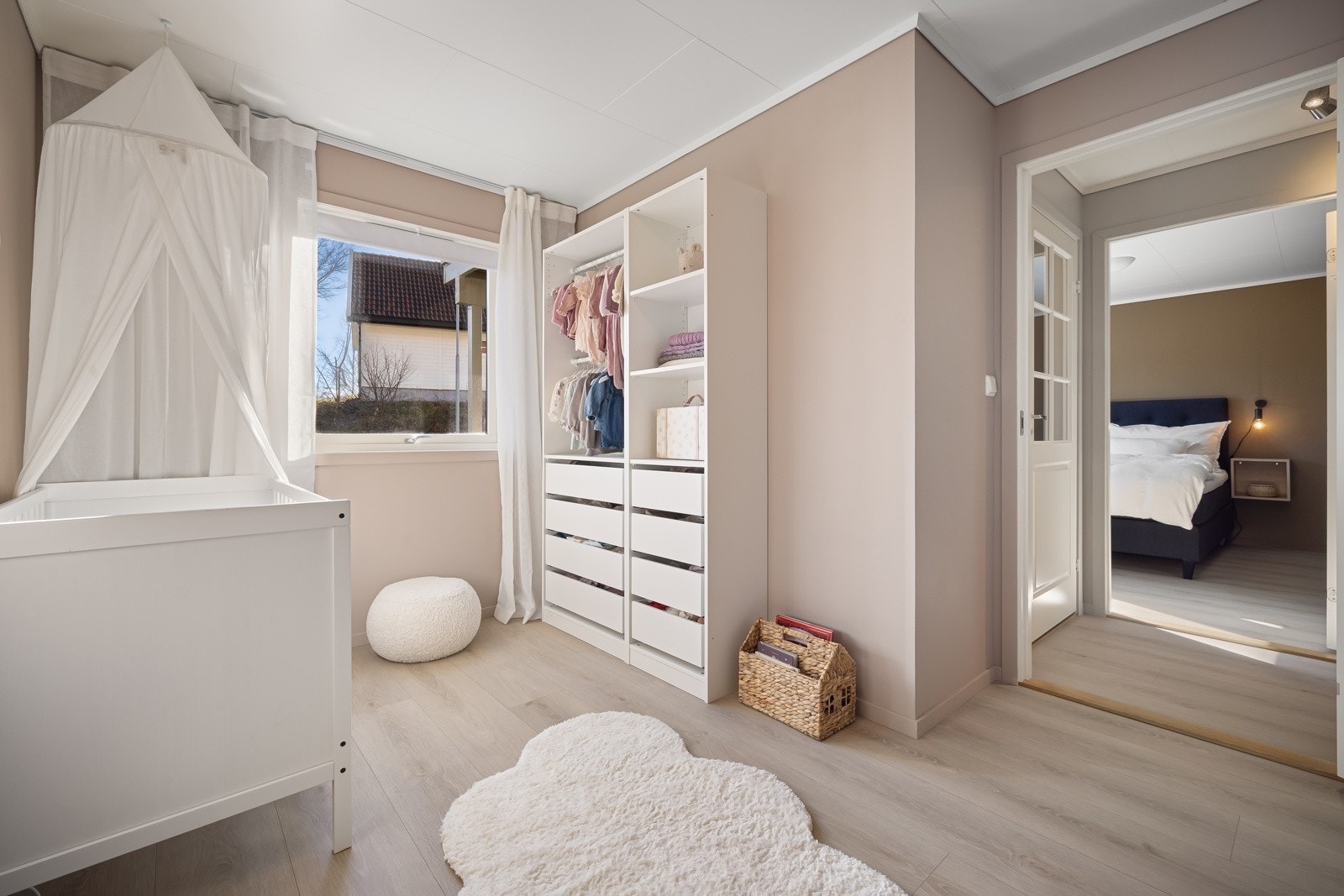 Soverommene i denne etasjen er på 13,05 kvm og 9,72 kvm. Galleribilde