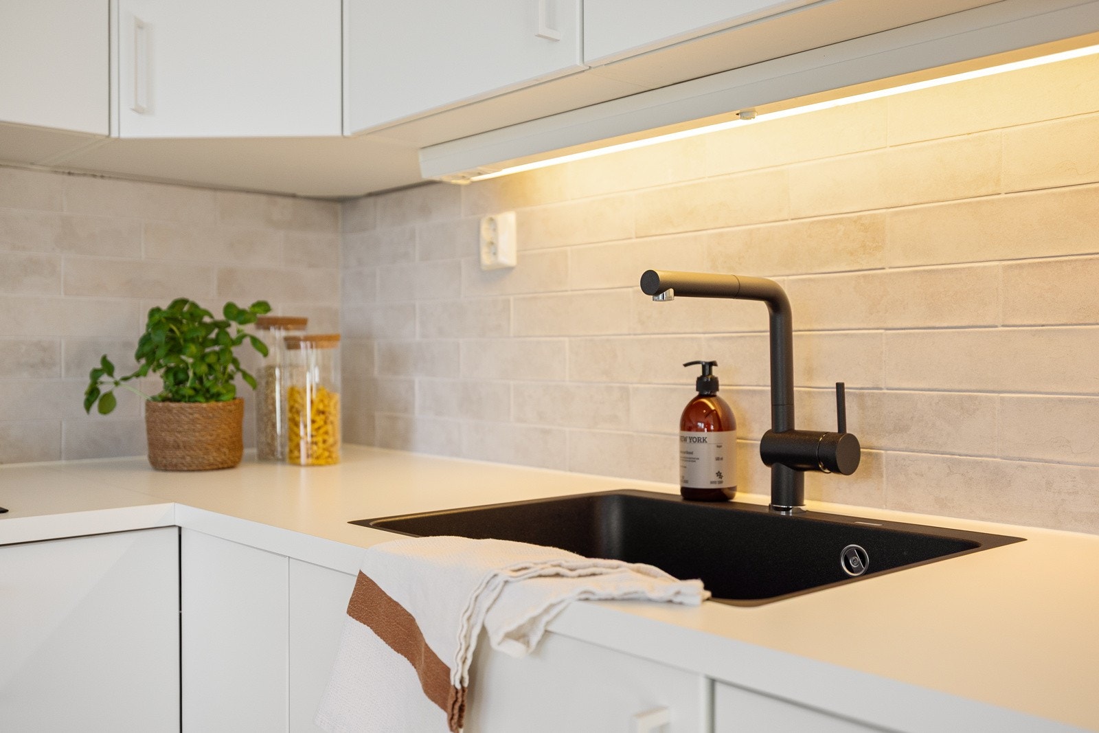 Alle hvitevarer på kjøkken medfølger. Galleribilde