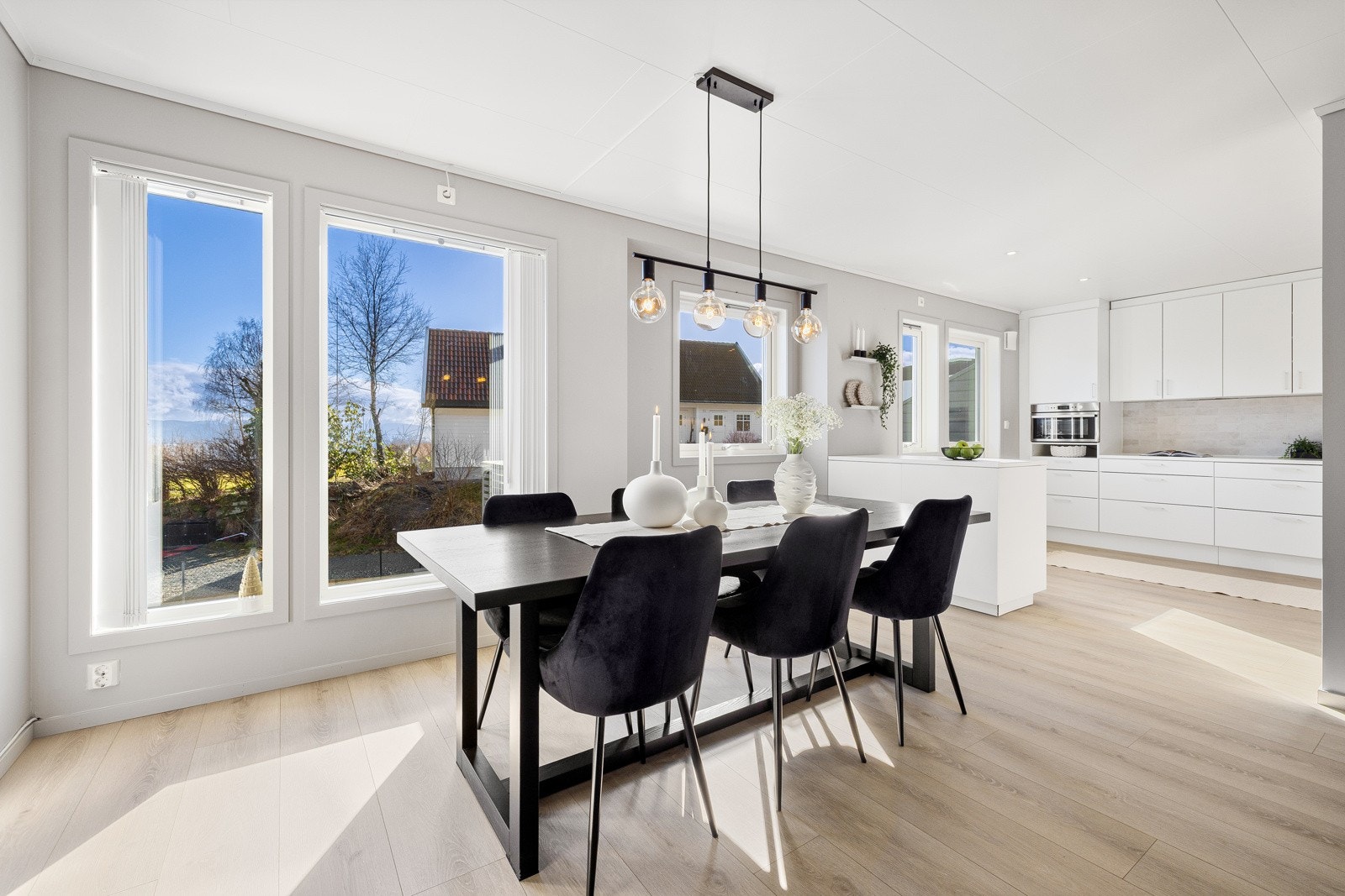 Åpent kjøkken inn til spisestuen gjør det enkelt å servere gjester, og prate med dem underveis i matlagingen. Galleribilde