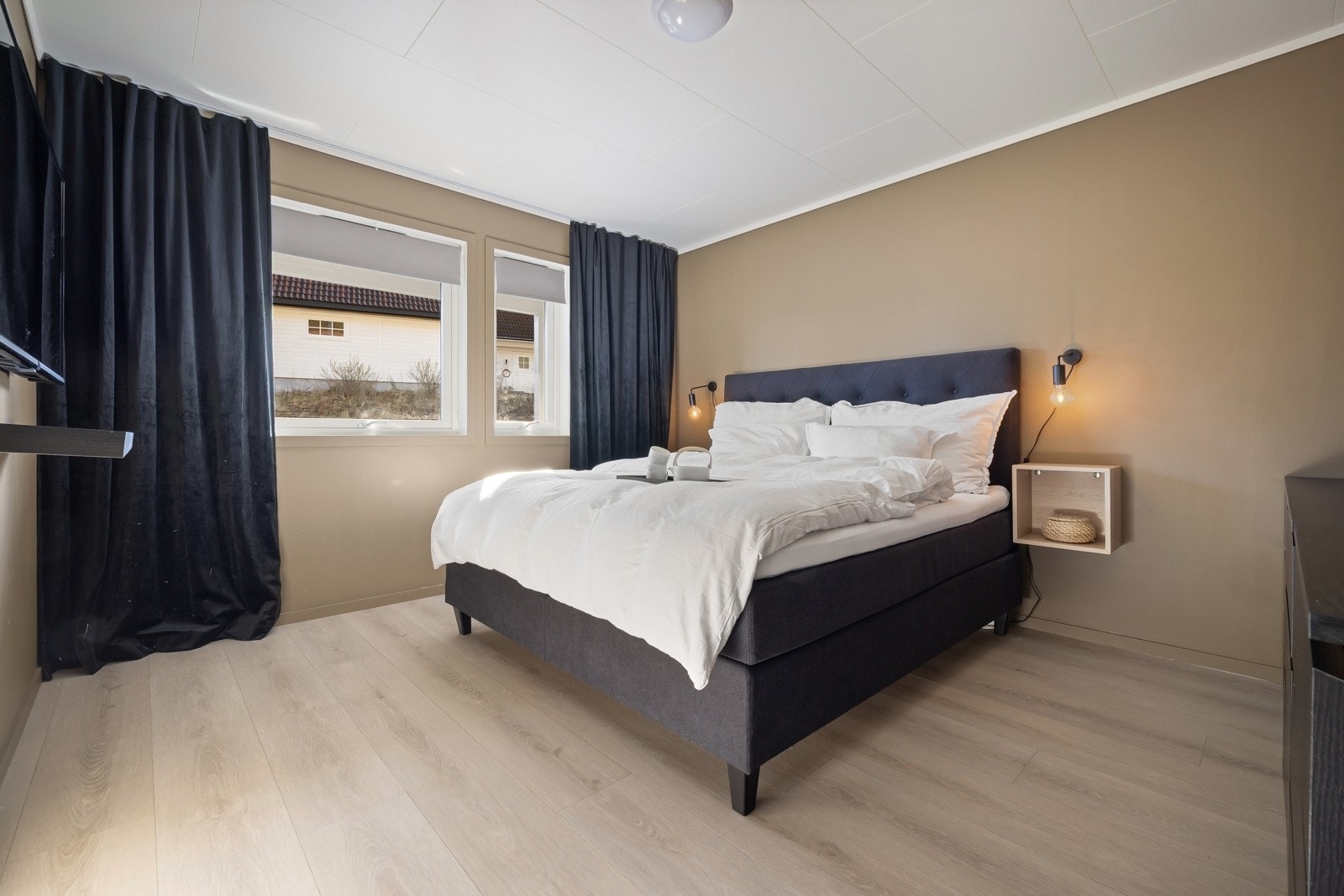 Det er totalt 3 soverom i boligen hvor 2 er i underetasjen. Galleribilde