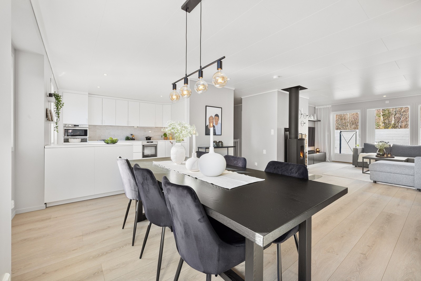 Boligen har naturlig ventilasjon via ventiler i vinduene. Det er mekanisk avtrekk på bad/vaskerom, toalettrom og kjøkken via sentral anlegg. Galleribilde