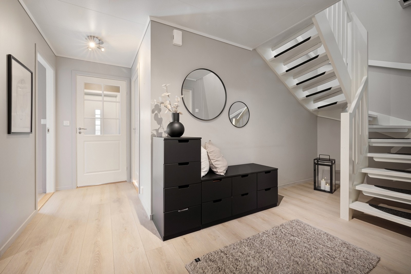 Romslig trappegang som binder alle rommene i underetasjen sammen. Galleribilde