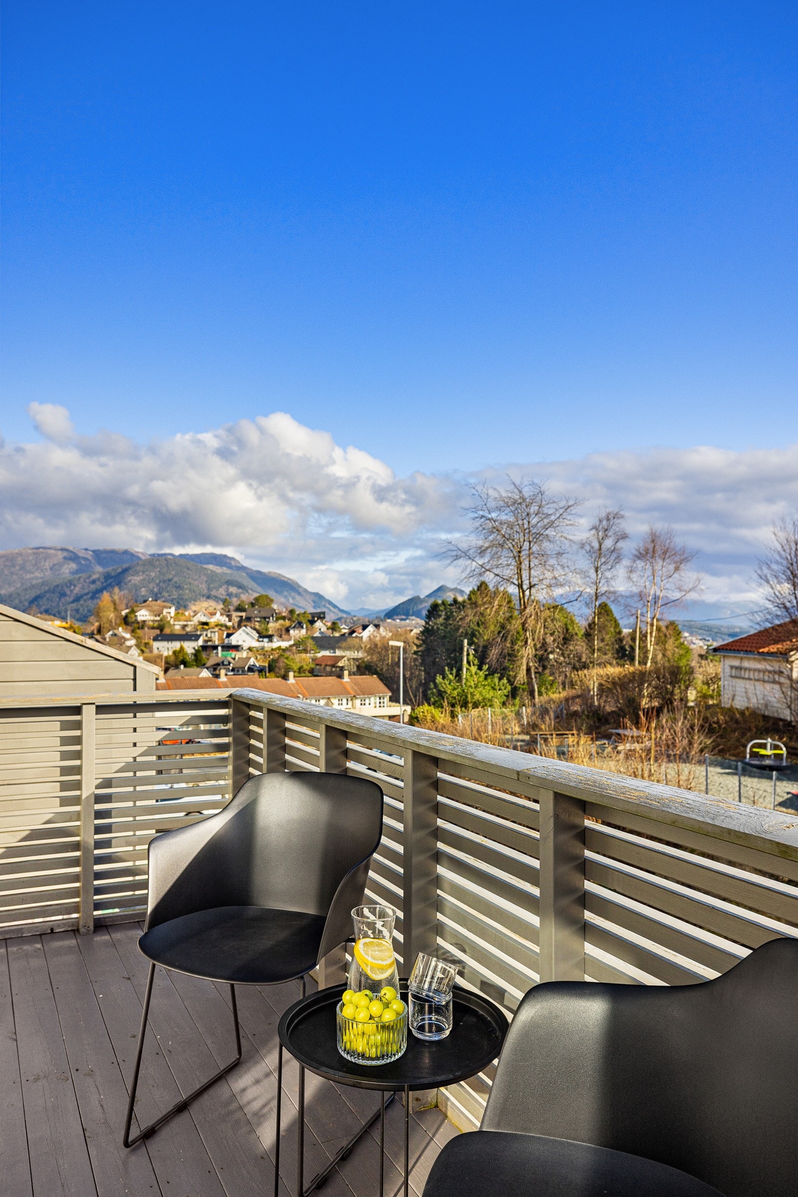 Fin utsikt over nærområdet, fjord og fjell. Galleribilde
