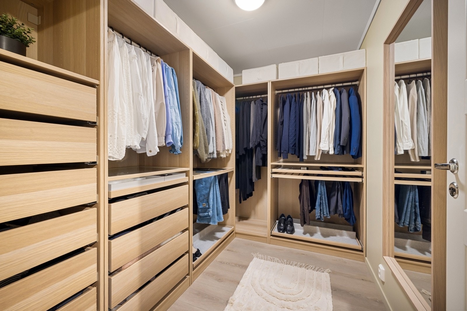 Herlig garderobe med god plass til både klær, sko og tilbehør. Galleribilde