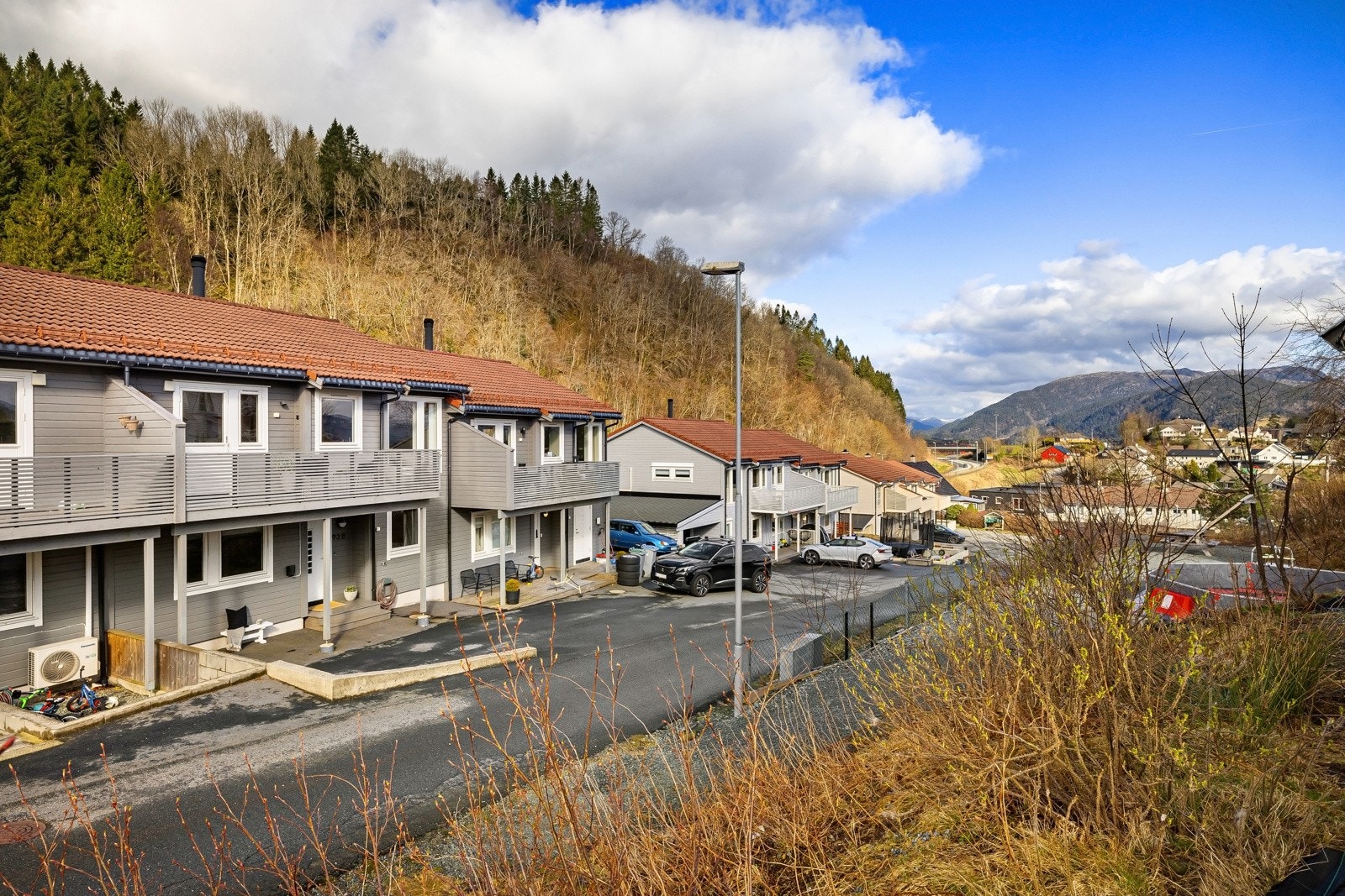 Denne boligen ligger i midten av en tremannsbolig. Galleribilde