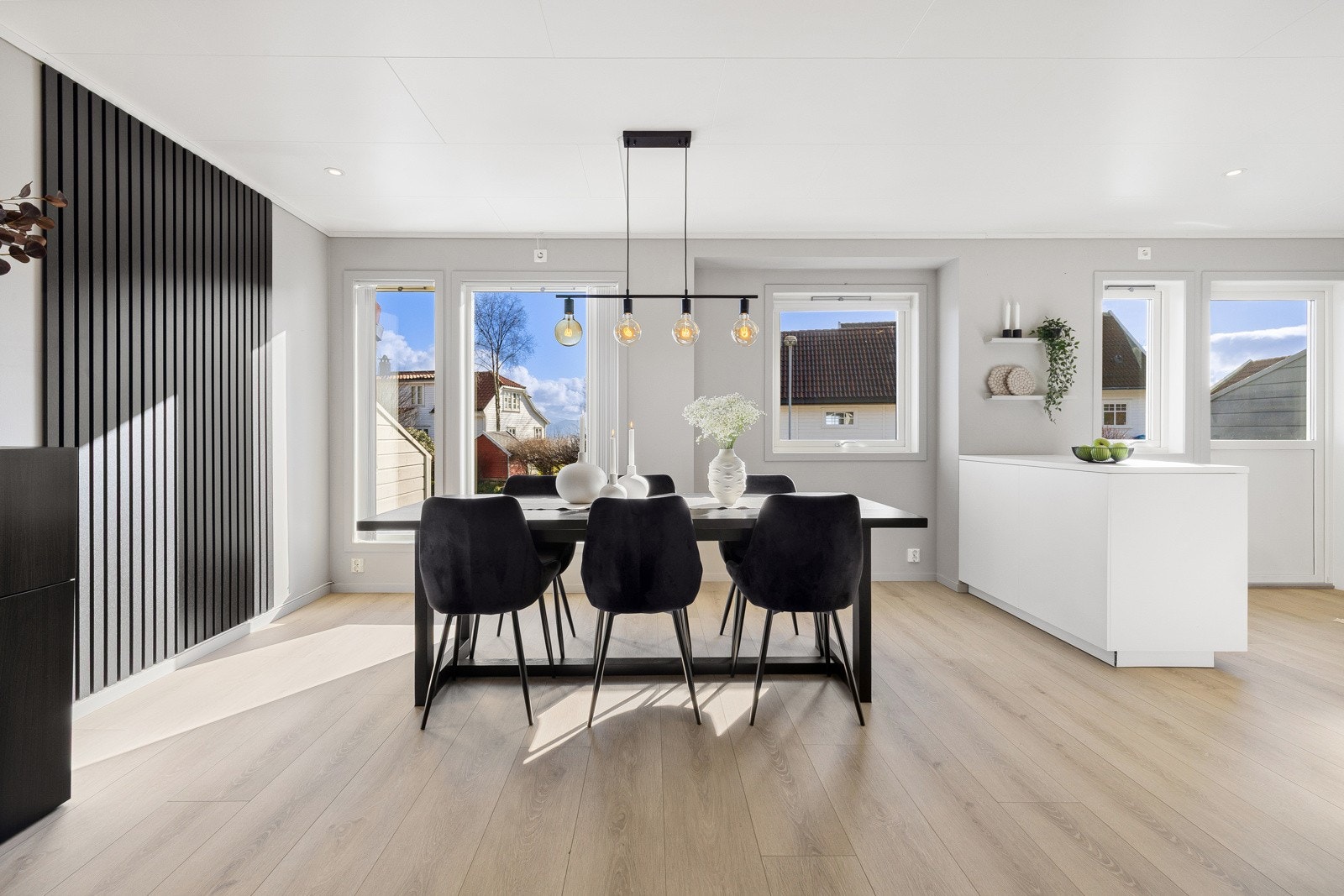 Store lys stue / kjøkken løsning med svær uteplass bak og utsikt mot nærområdet, fjord og fjell i front Galleribilde