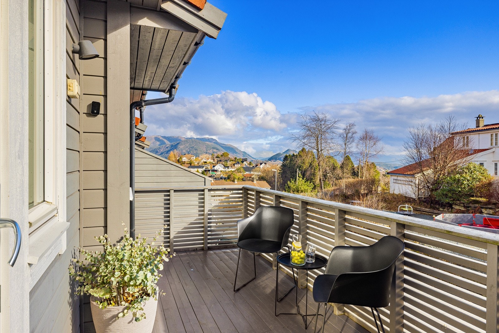 Velkommen til vakre Kuvågvegen, barnevennlig like ved flotte turområder, buss, butikk og barnehage Galleribilde