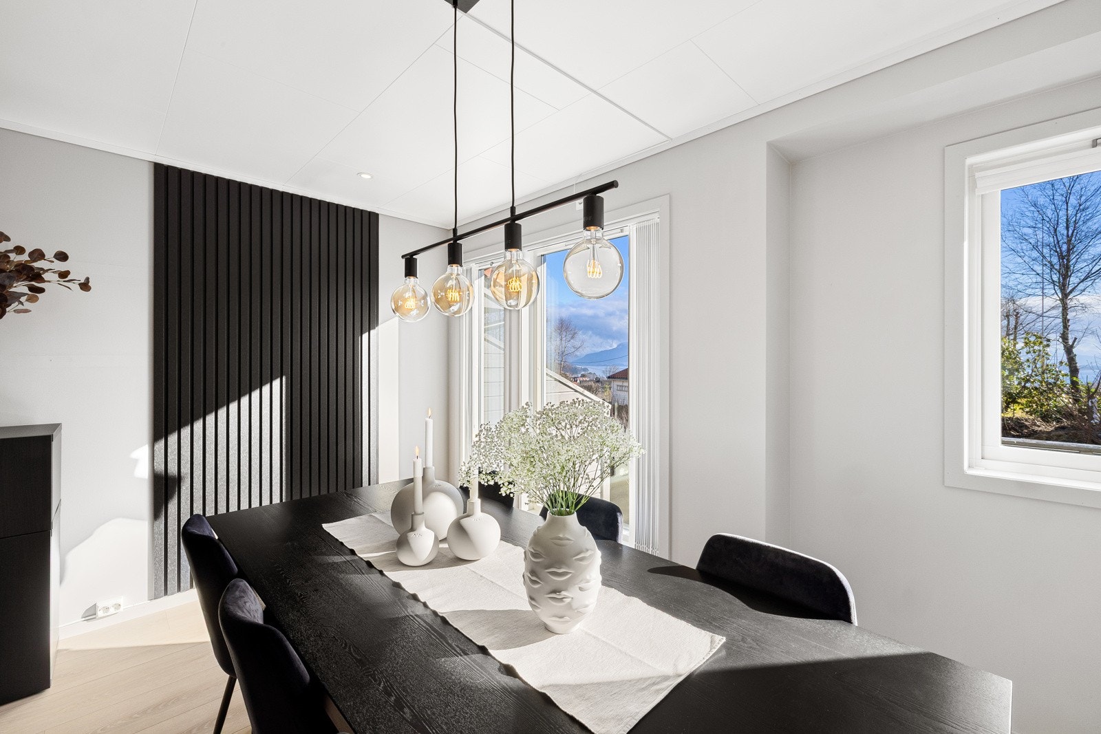 Stilig spilevegg som kontrast på ene veggen. Galleribilde