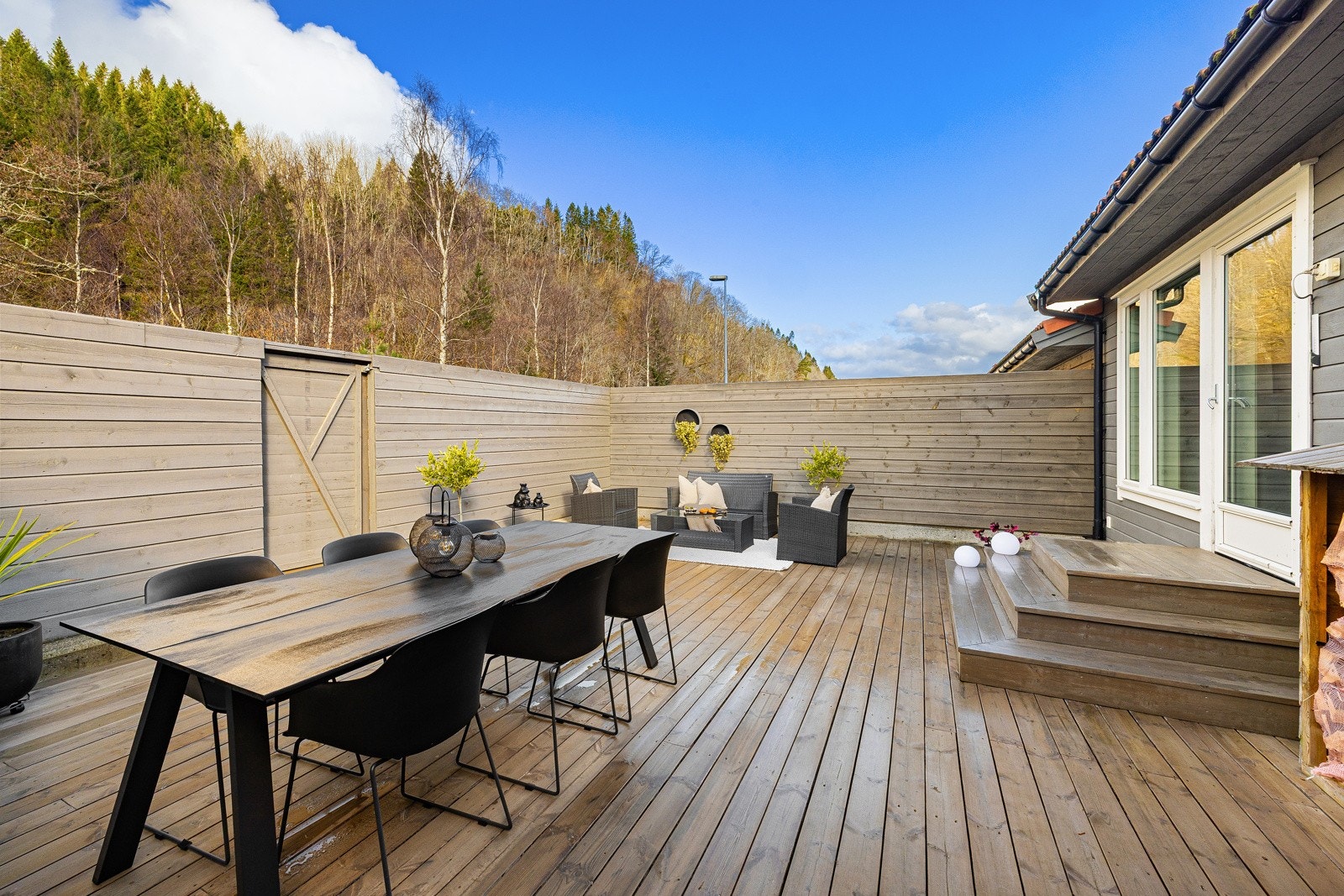 Terrassen er på hele 49 kvm, så her er det god plass til å invitere både venner og familie. Galleribilde