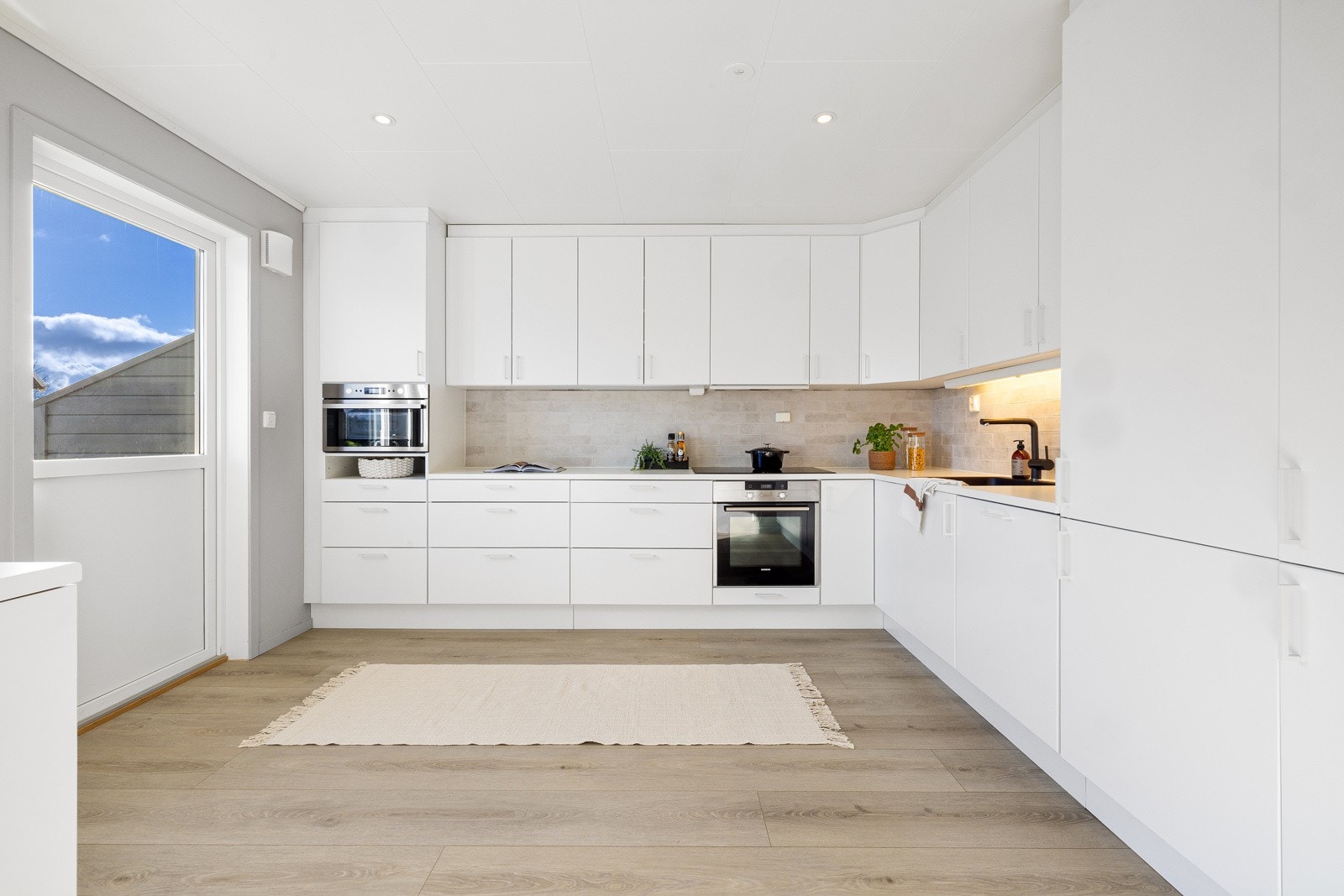 Av hvitevarer er det kjøleskap, fryseskap, oppvaskmaskin, induksjonstopp og stekeovn, samt vannstoppsystem og komfyrvakt. Galleribilde