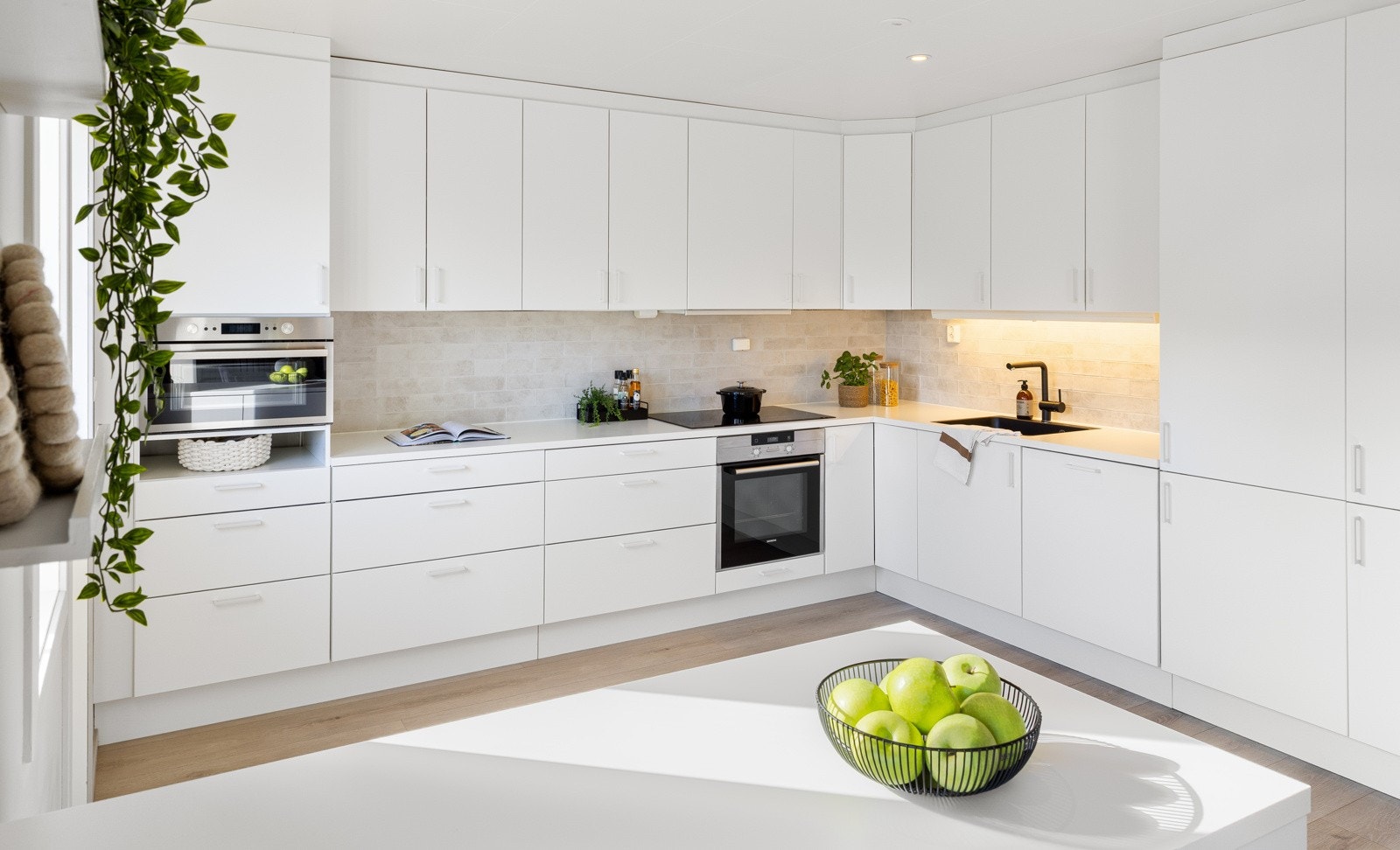 Godt med arbeidsplass på benkeplaten så her kan man utfolde seg. Galleribilde