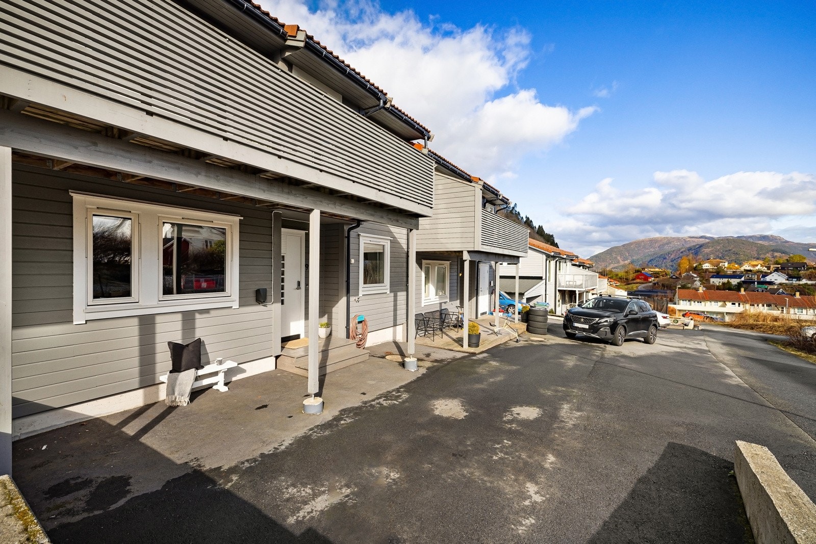 På eiendommen er det oppført tre bygg, to tremannsboliger og en tomannsbolig. Galleribilde