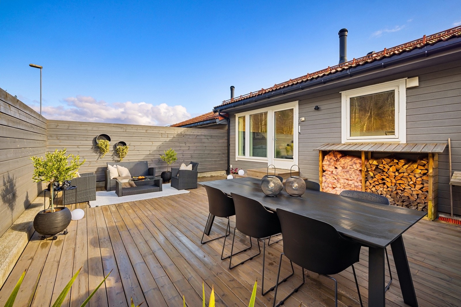 Gedigen uteplass som er godt skjermet. Ypperlig til middag på varme sommerdager med hele familien. Galleribilde