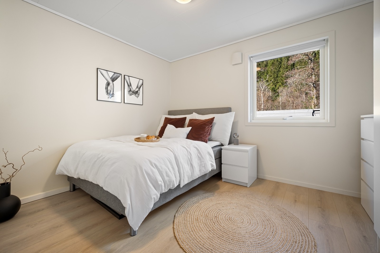 Et soverom i denne etasjen på 10,04 kvm. Galleribilde