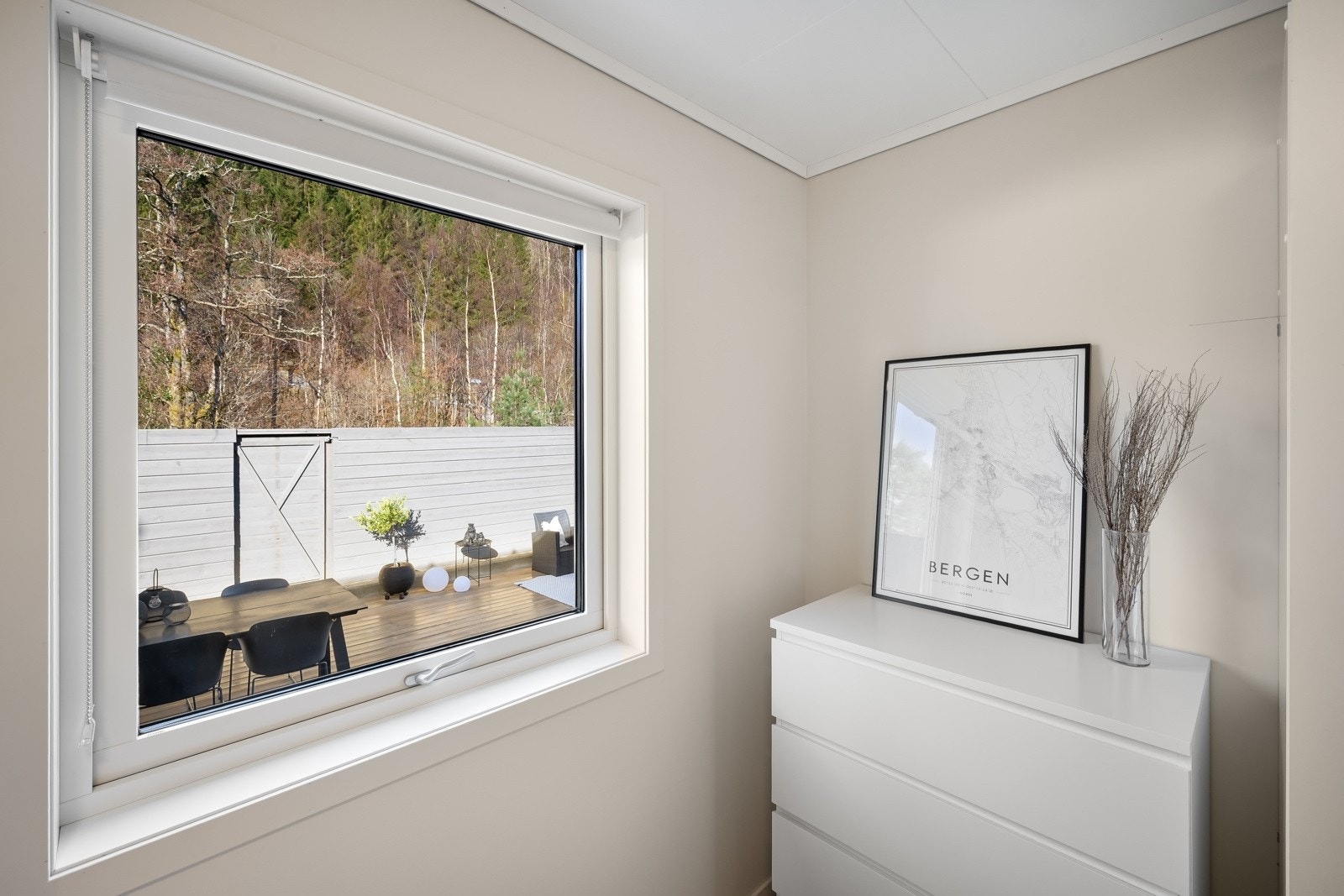 Det er ett par minutter til svært gode bussforbindelser og det samme til barnehage. Galleribilde