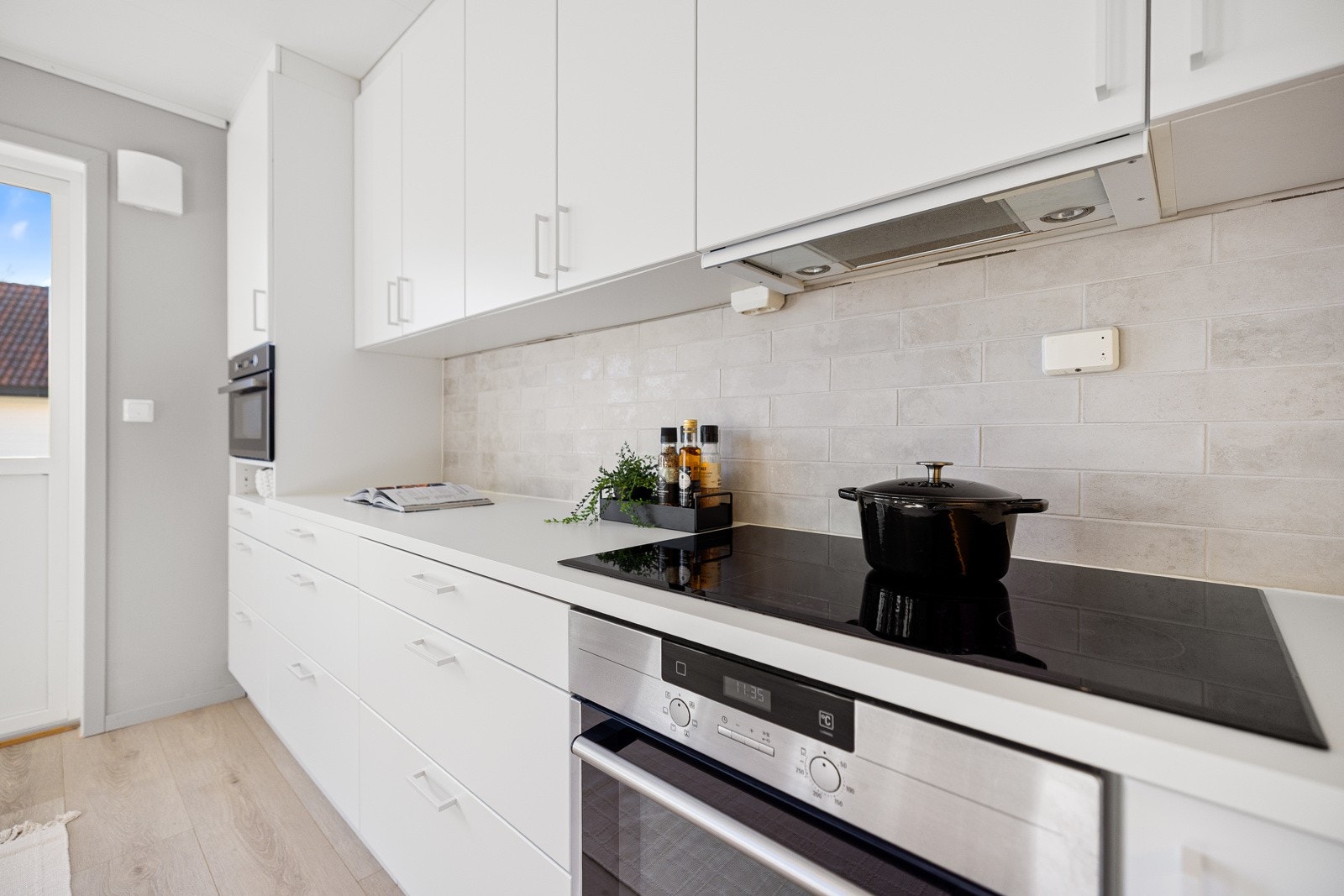 Fra kjøkkenet er det utgang til en koselig altan på 10 kvm. Galleribilde