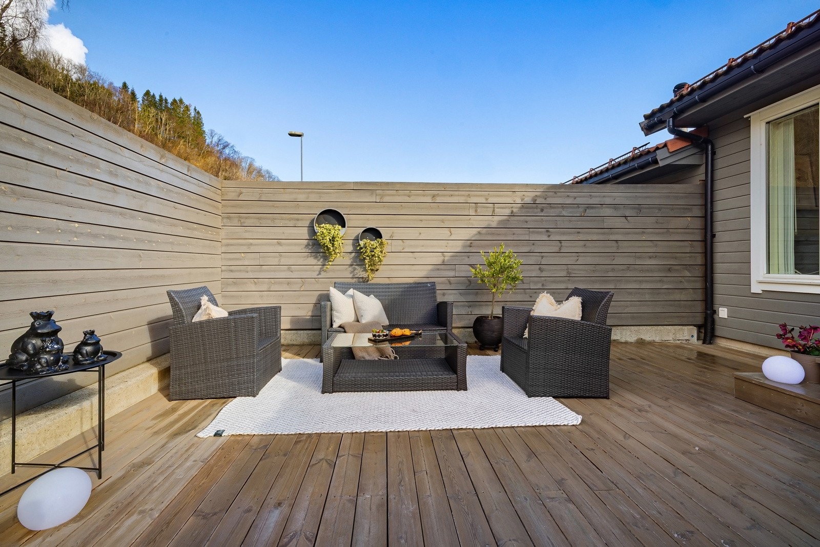 Skjermet uteplass hvor man kan innrede i flere soner. Galleribilde