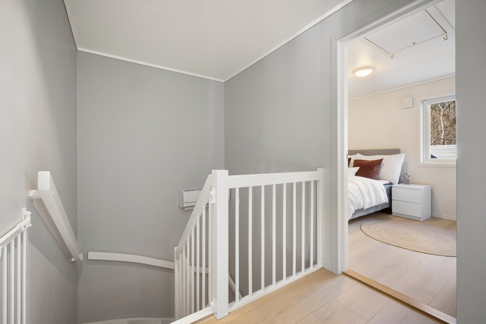 Vi tar turen opp i hovedetasjen. Varmepumpe er plassert i trappeoppgangen for best utnyttelse av varmen. Galleribilde