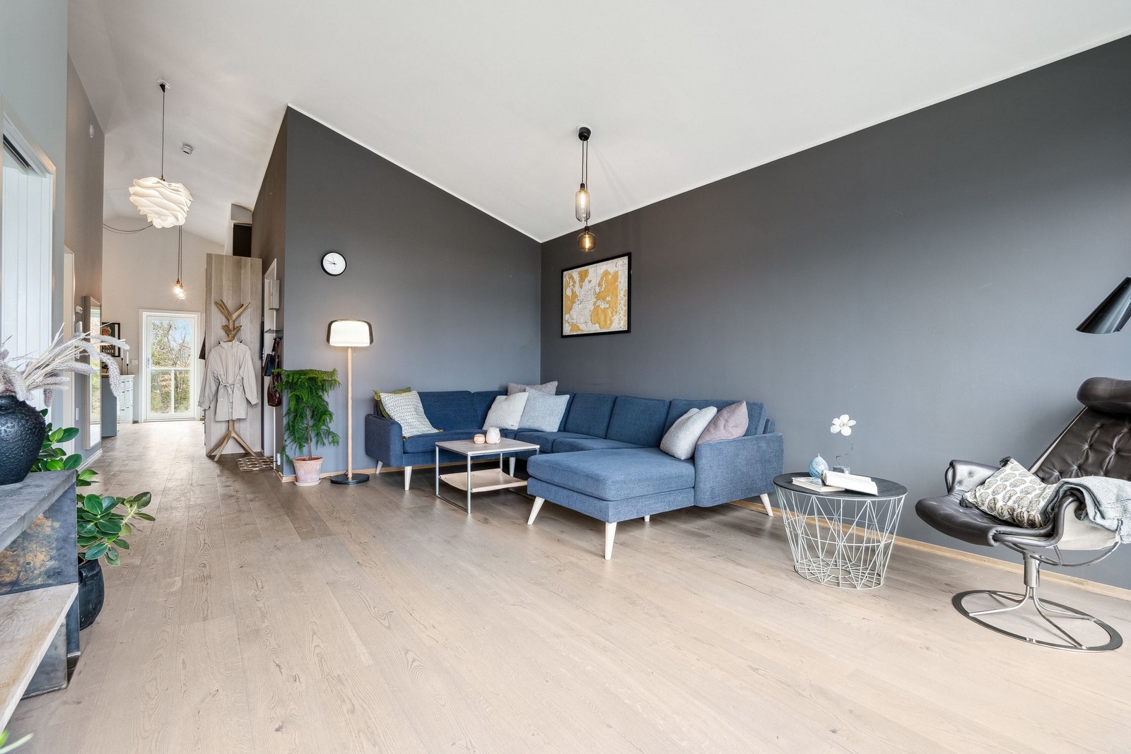 Lekkert 1-stavs parkettgulv som strekker seg gjennom hele leiligheten Galleribilde