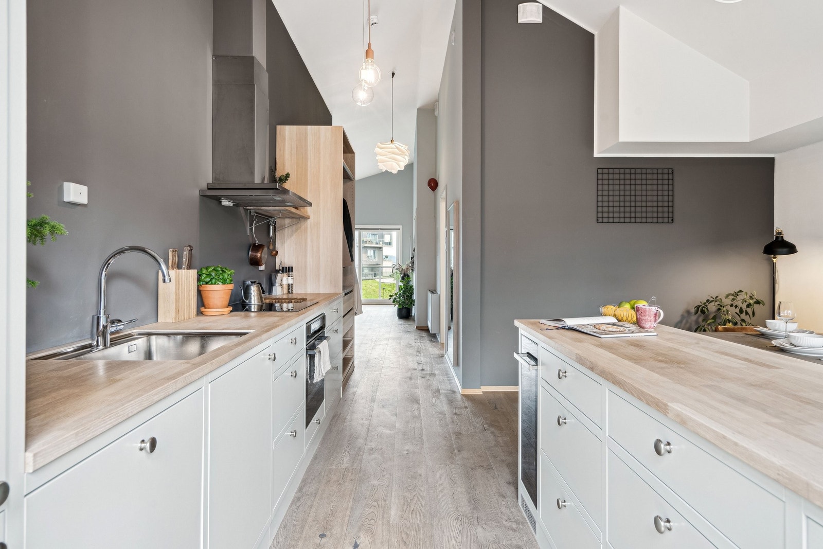 Sigdal-kjøkken med heltre benkeplate. Flott gjennomlys i leiligheten Galleribilde