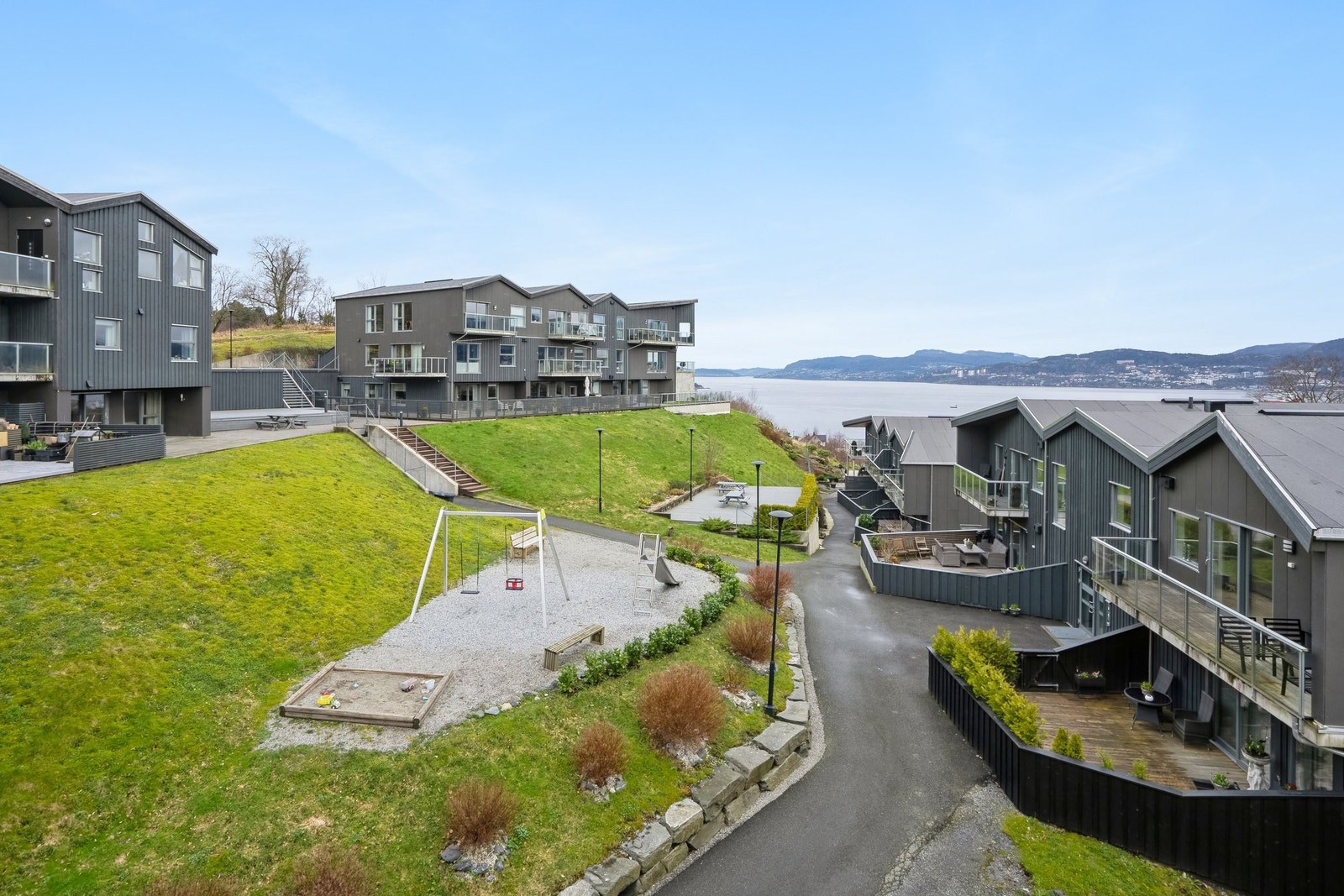 På sameiet sine fellesområder nyter du gode solforhold og nydelig sjøutsikt. Galleribilde