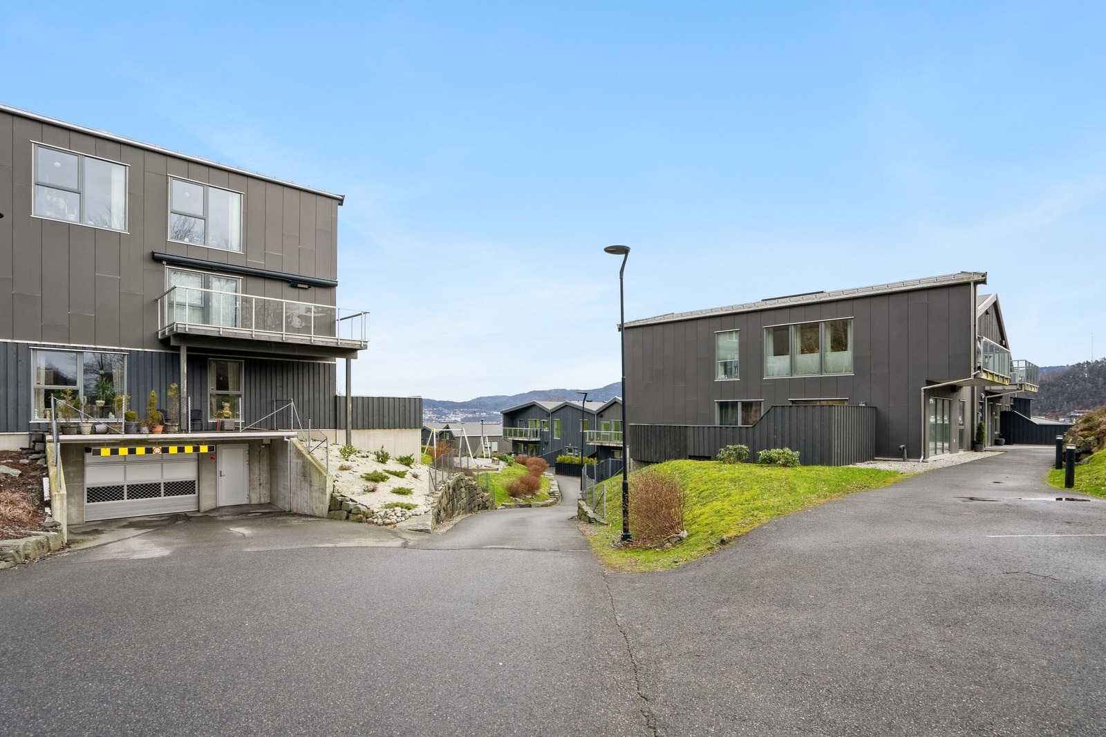 Nedkjøring til leilighetens faste garasjeplass i lukket anlegg Galleribilde