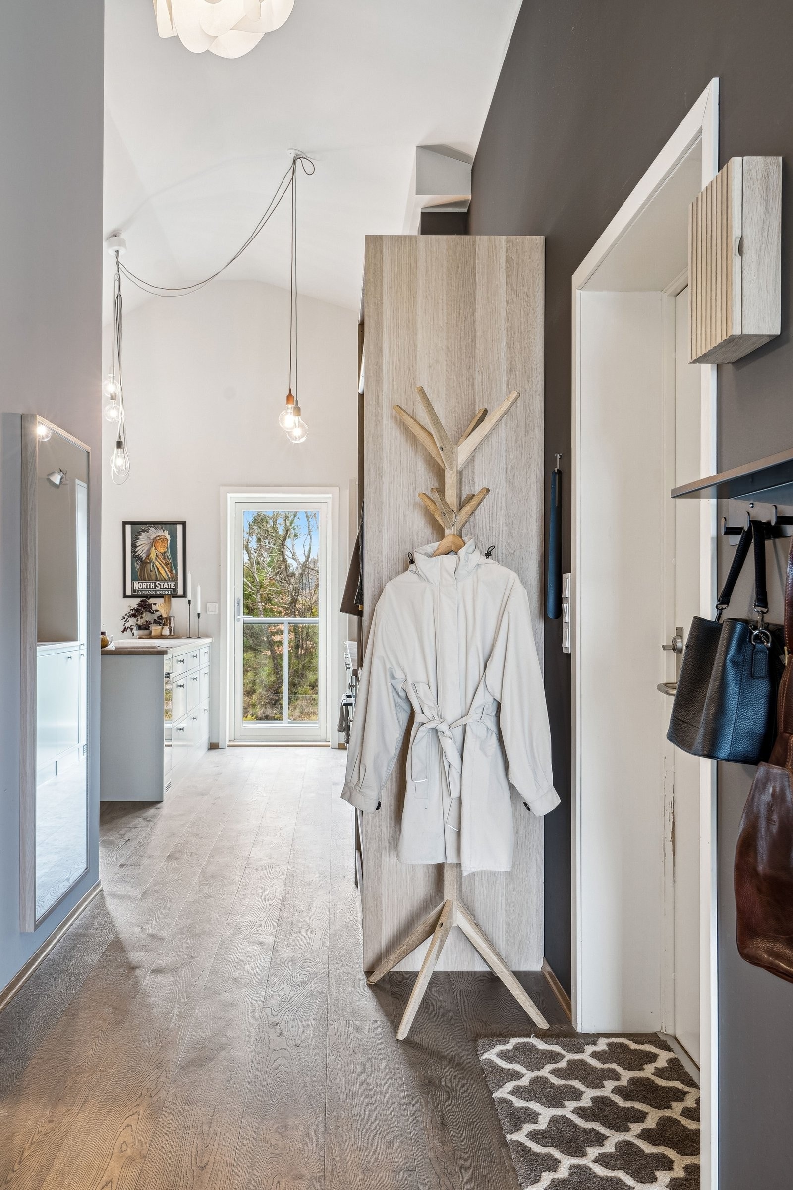 Praktisk med garderobe ved inngangsparti Galleribilde