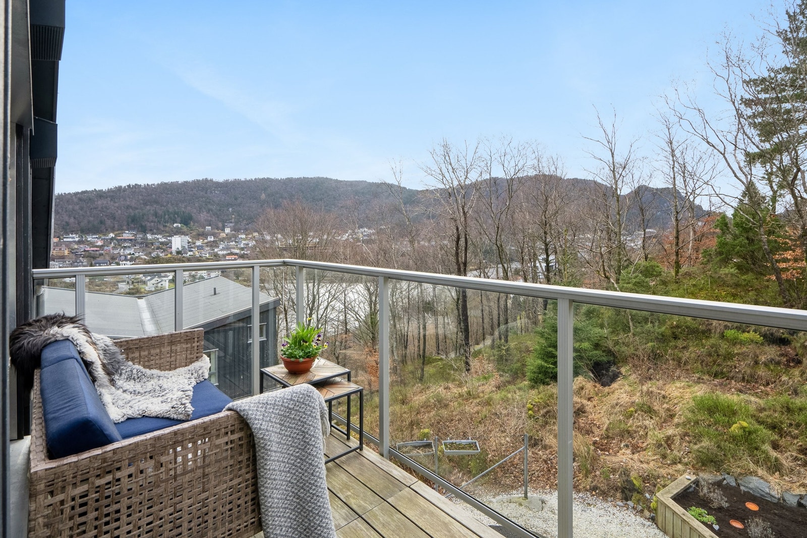 Fra kjøkken er det utgang til balkong på 6,5 kvm. Flott utsikt over naturen i nærområdet. Galleribilde