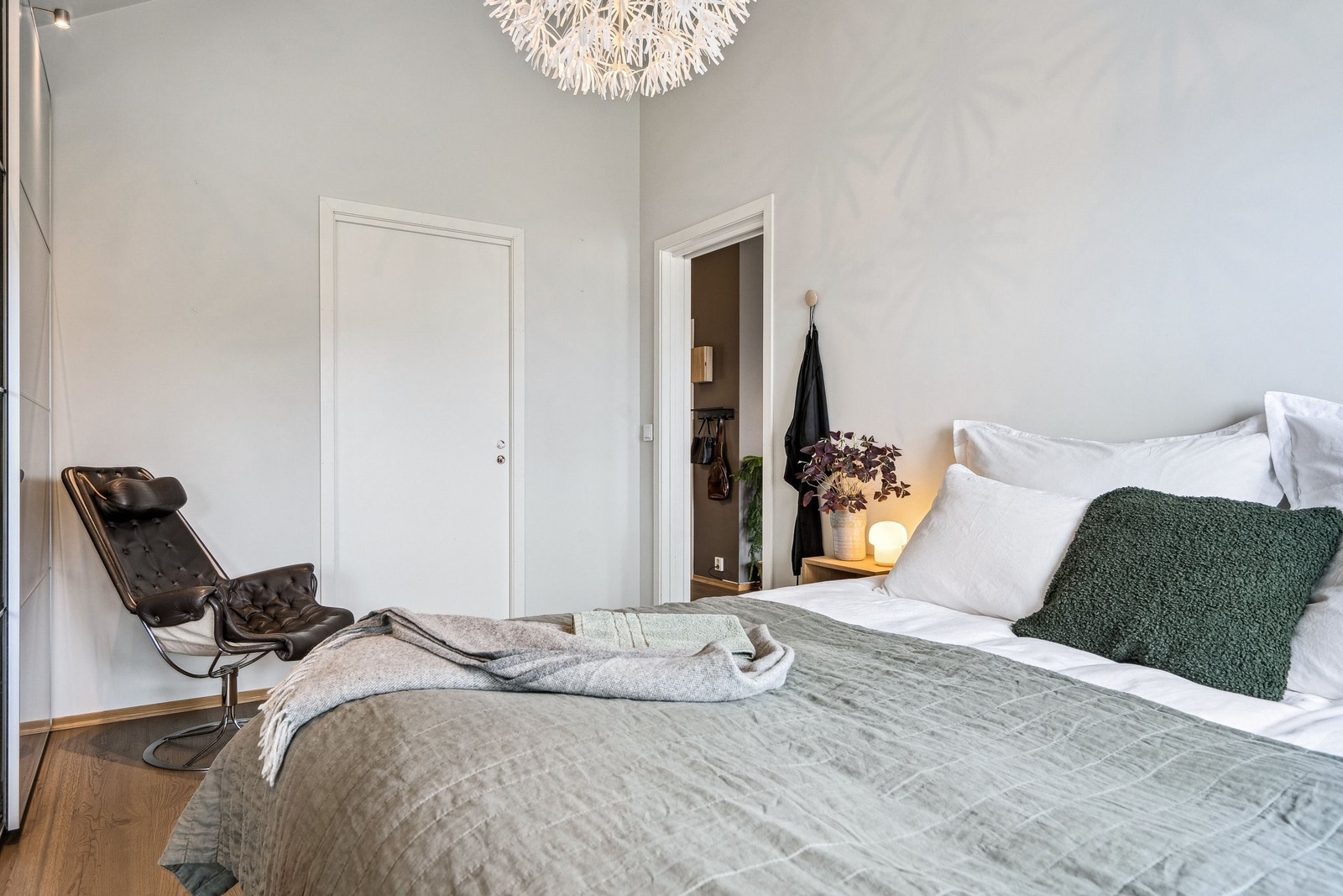 Romslig soverom med god takhøyde i skråtak opp til 3,8m Galleribilde