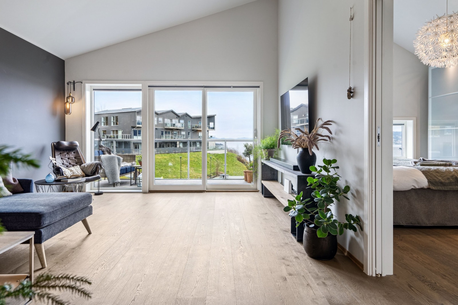 Romslig stue med gode vindusflater og god takhøyde Galleribilde