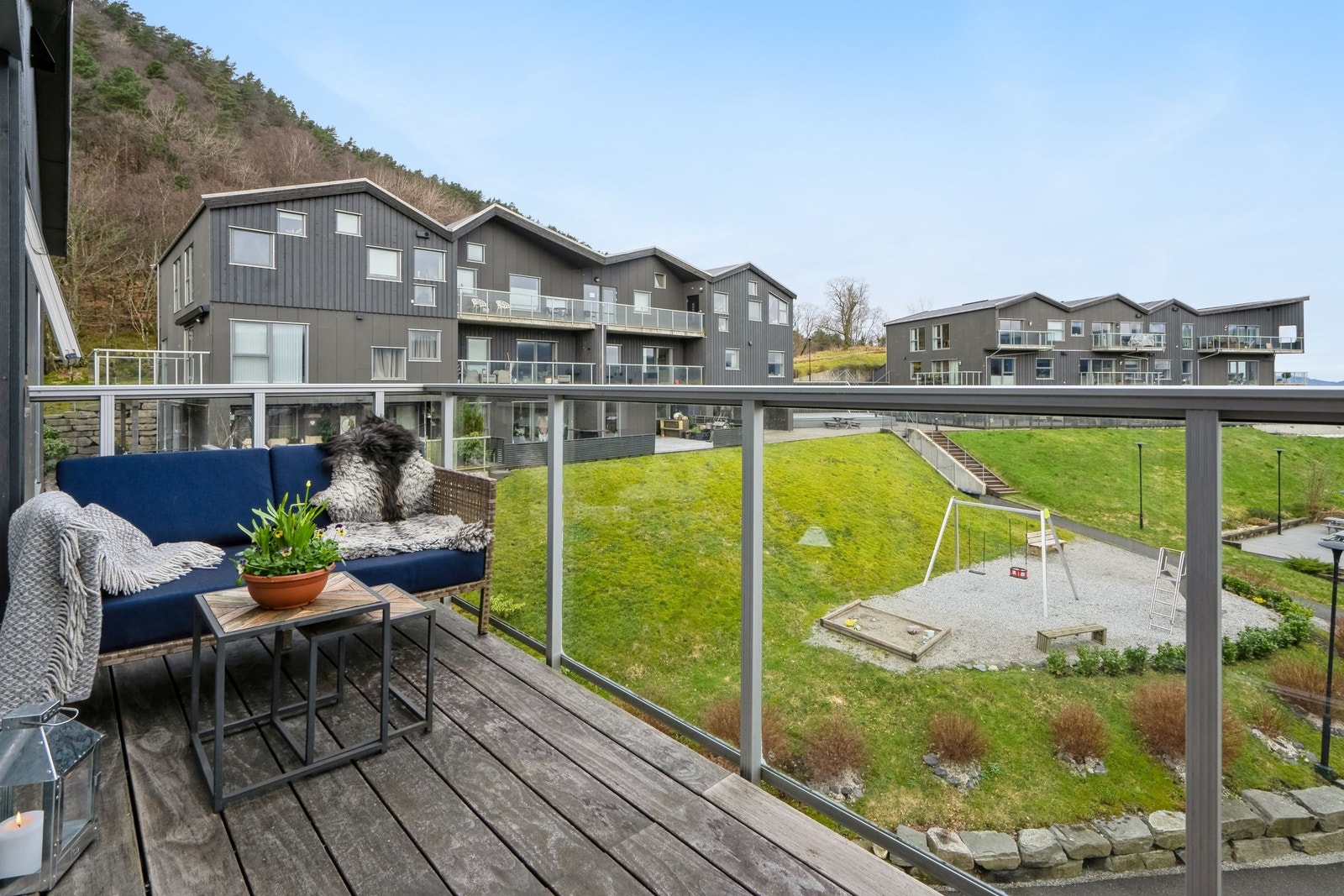 Fra stue er det utgang til balkong på 6,5 kvm Galleribilde