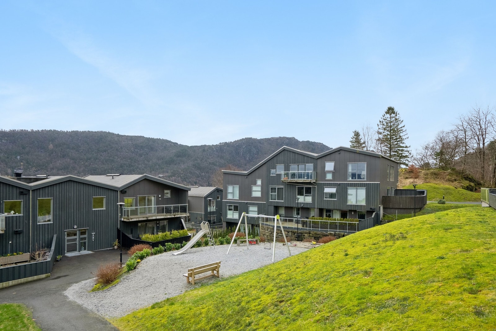 Felles lekeplass, stor felles forsamlingsplass samt border/ benker med bålpanne og bålgruve er noe av det sameiet har å by på. Galleribilde