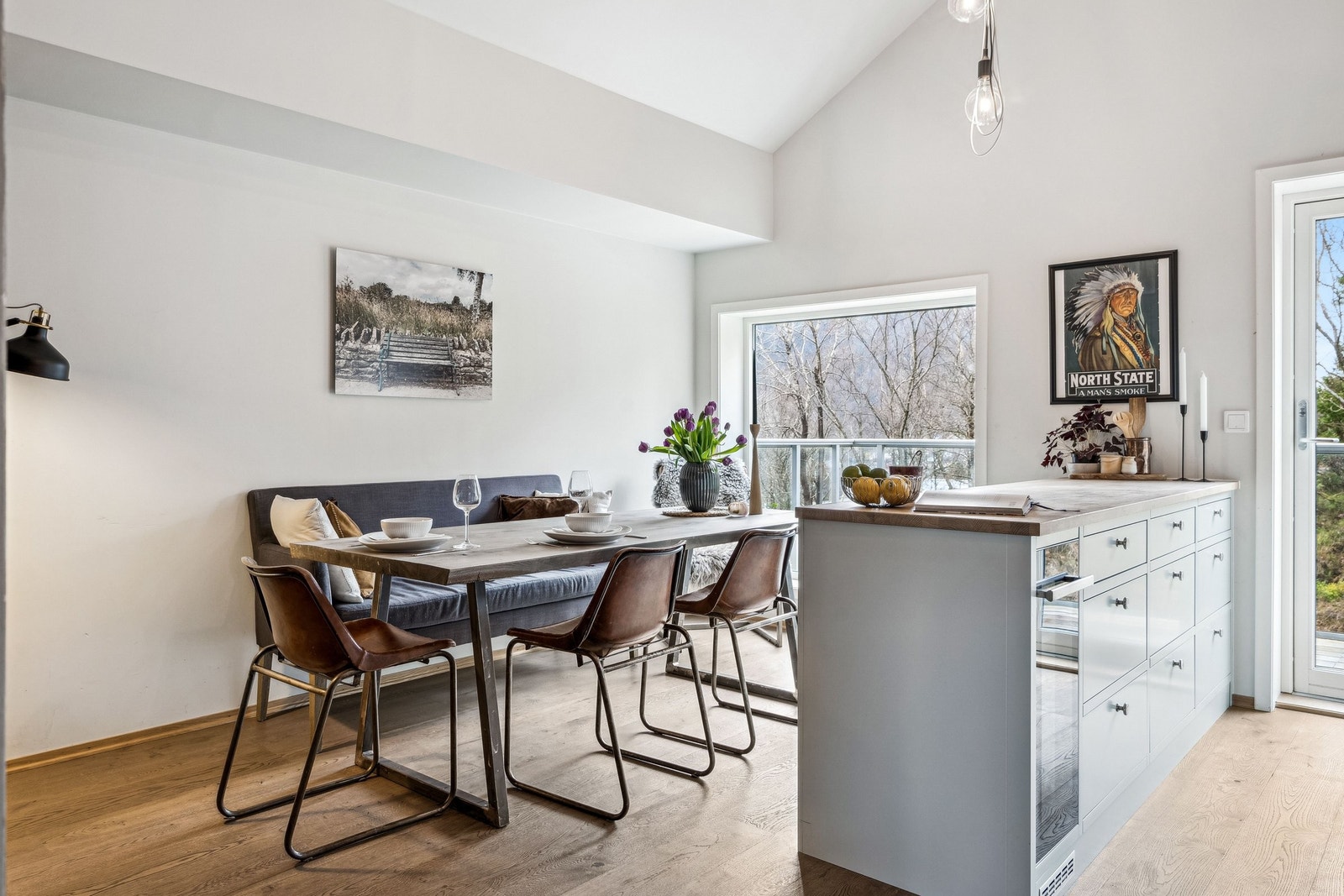 Naturlig sone for spisestue med fantastisk utsikt. Praktisk integrert vinskap i kjøkkenøy. Galleribilde