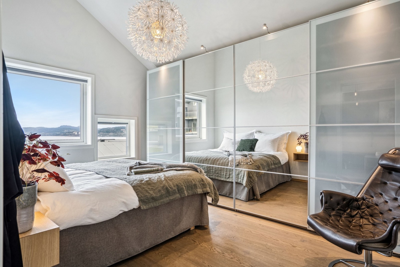 Soverommet har plass til praktisk skyvedørsgarderobe Galleribilde