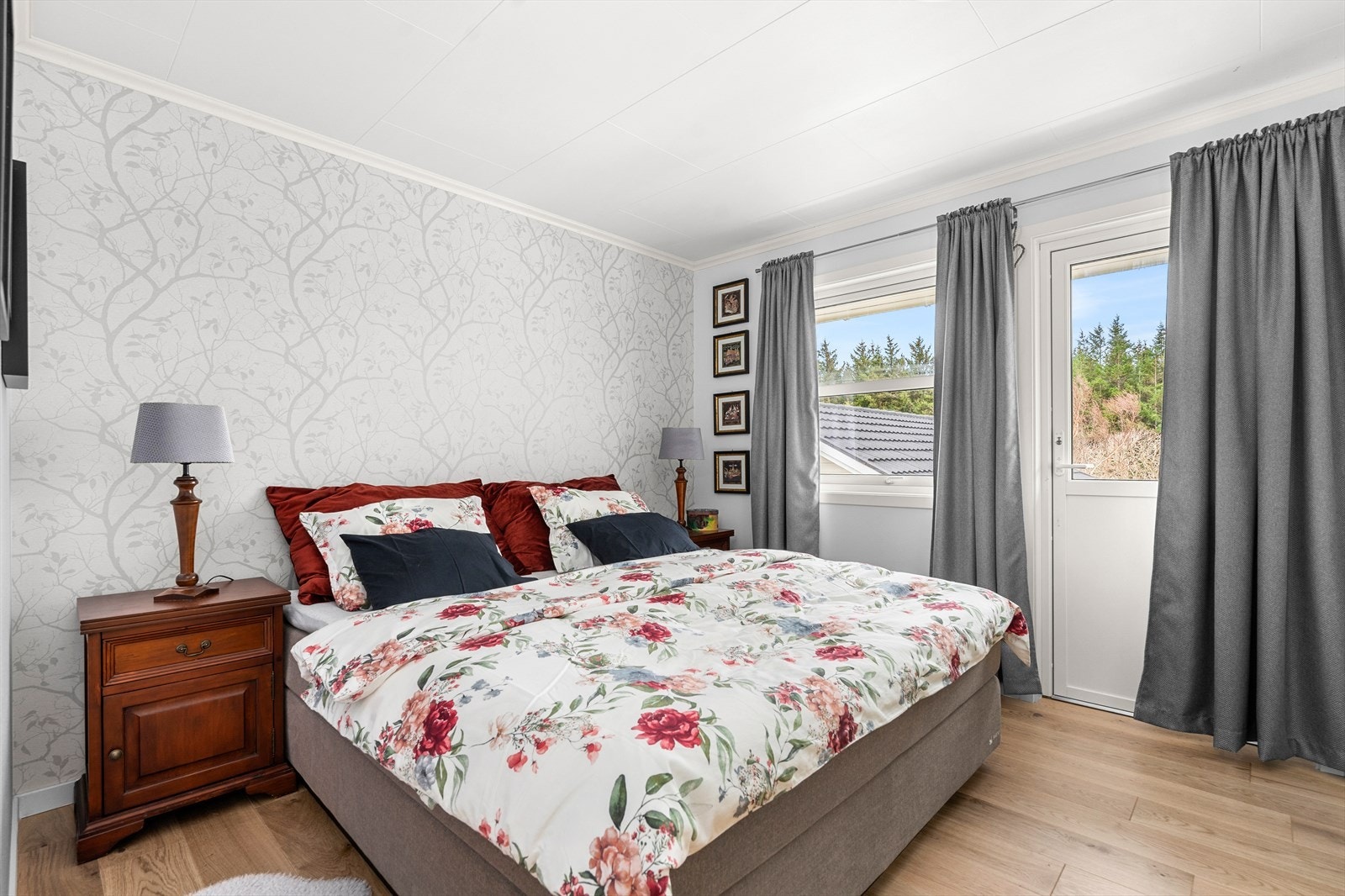 Soverom i hovedetasje har utgang til veranda Galleribilde