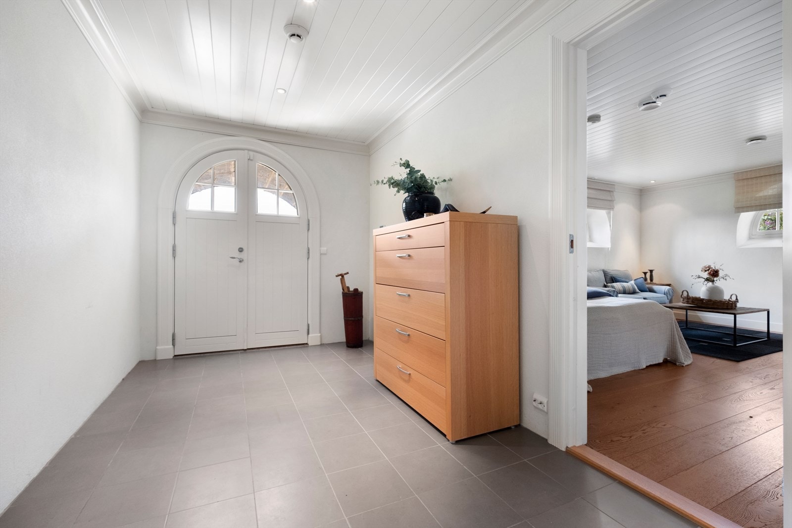 Vi tar turen ned i underetasjen. Flislagt gang med vannbåren gulvvarm. Galleribilde