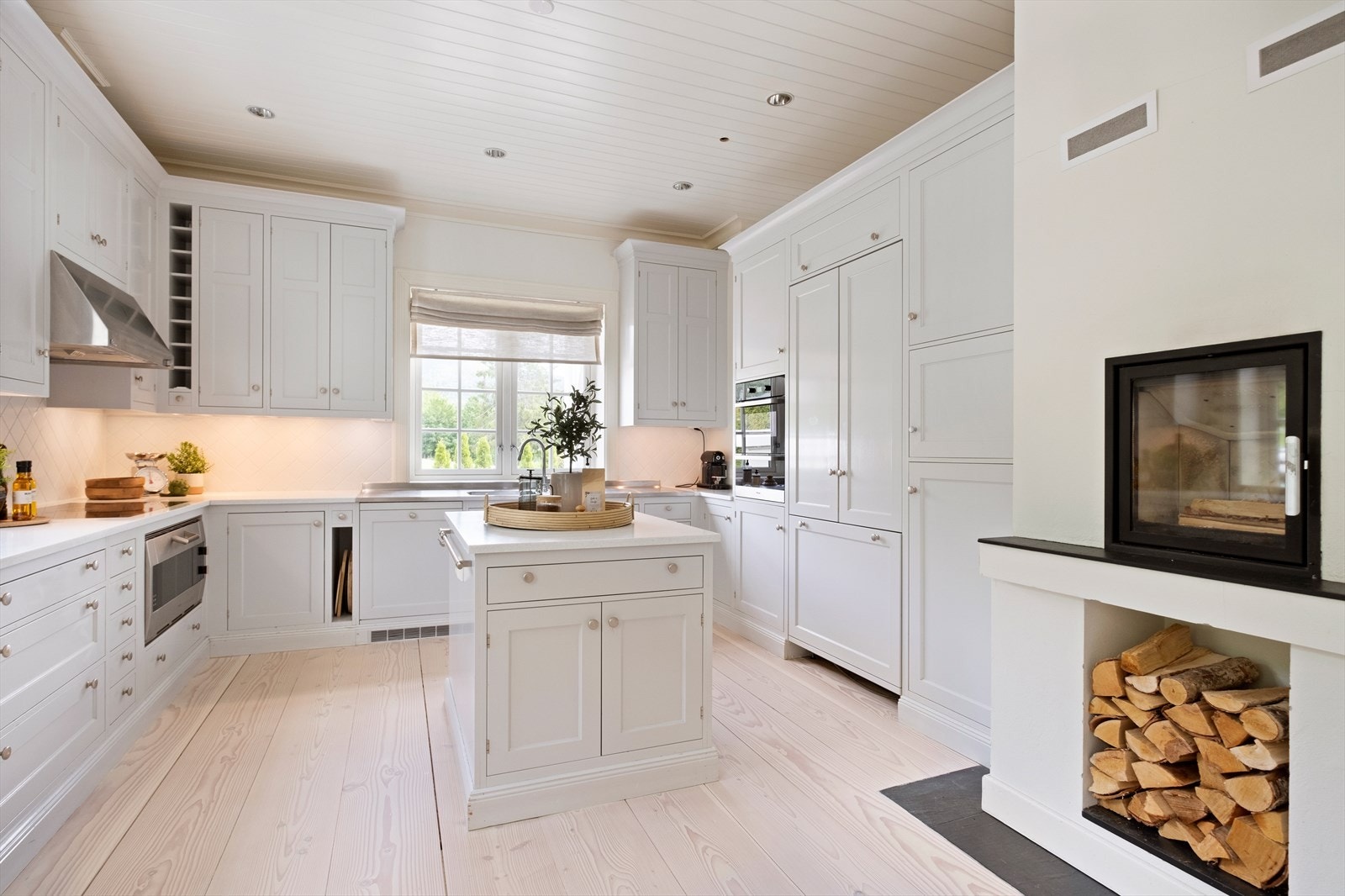 Kjøkkenet innehar fullintegrert kjøl/ fryseskap og oppvaskmaskin. Integrert stekeovn med varmeskap under. Integrert Gaggenau stekeovn og Gaggenau induksjon platetopp.Vinkjøleskap. Det er også god plass til spisebord på kjøkkenet Galleribilde