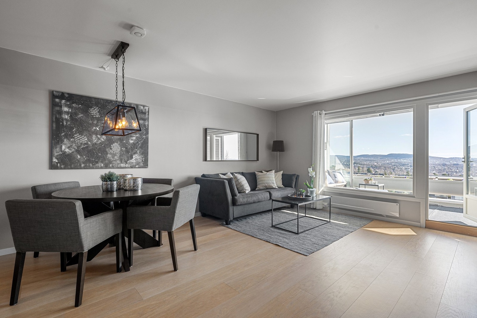 Lys og romslig stue med åpen løsning og store vindusflater som gir godt lysinnslipp. Utgang til terrasse med flott utsikt mot fjorden og Holmenkollen. Galleribilde